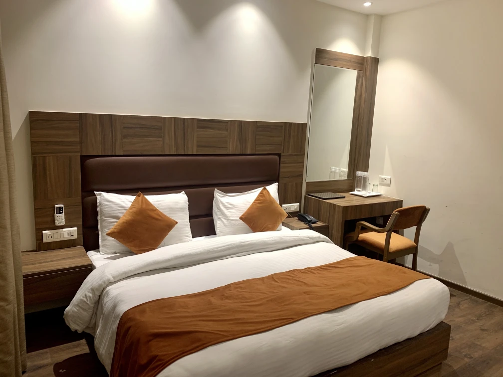 Hotel-Amber-Deluxe-Room-003