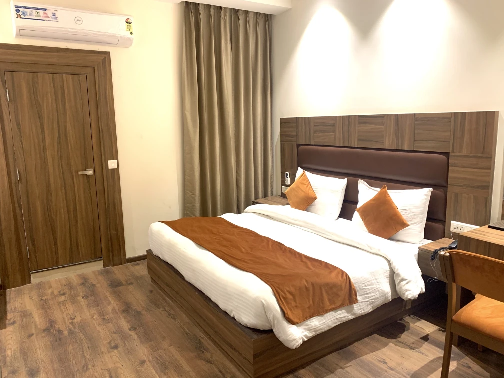 Hotel-Amber-Executive-Room-001